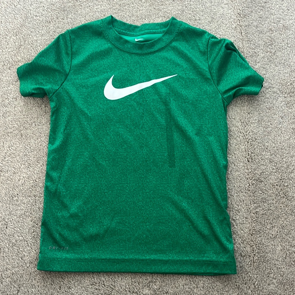 Nike tee size Medium in boys